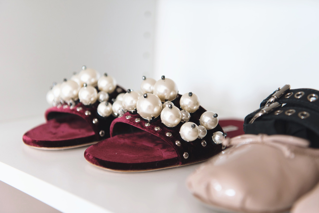 miu-miu-perlen-slipper-my-theresa-special-edition-pearl-flats-velvet-fashiioncarpet