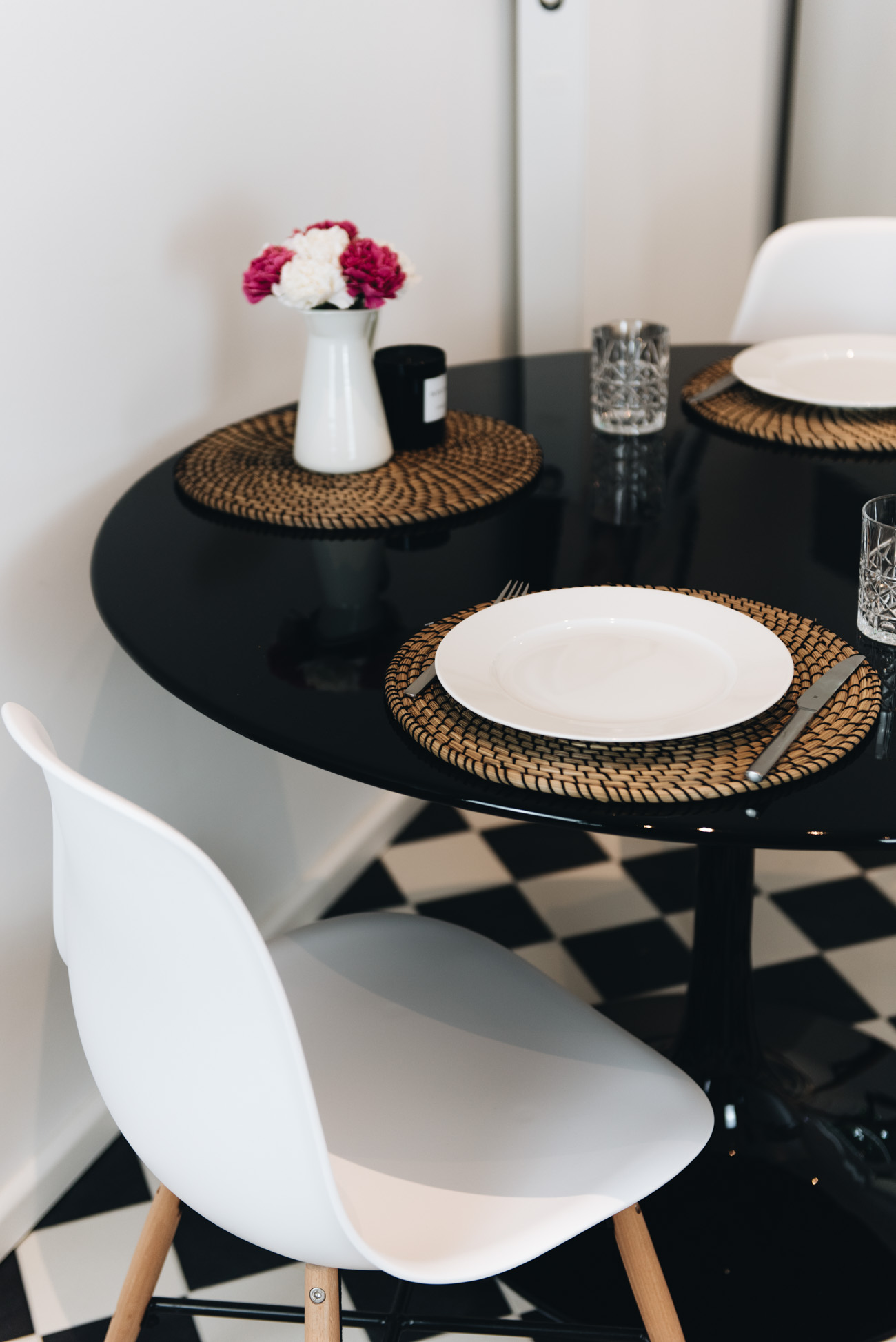 runder-hochglanz-küchentisch-schwarz-glänzend-küchen-einrichtung-fashiioncarpet-nina-schwichtenberg