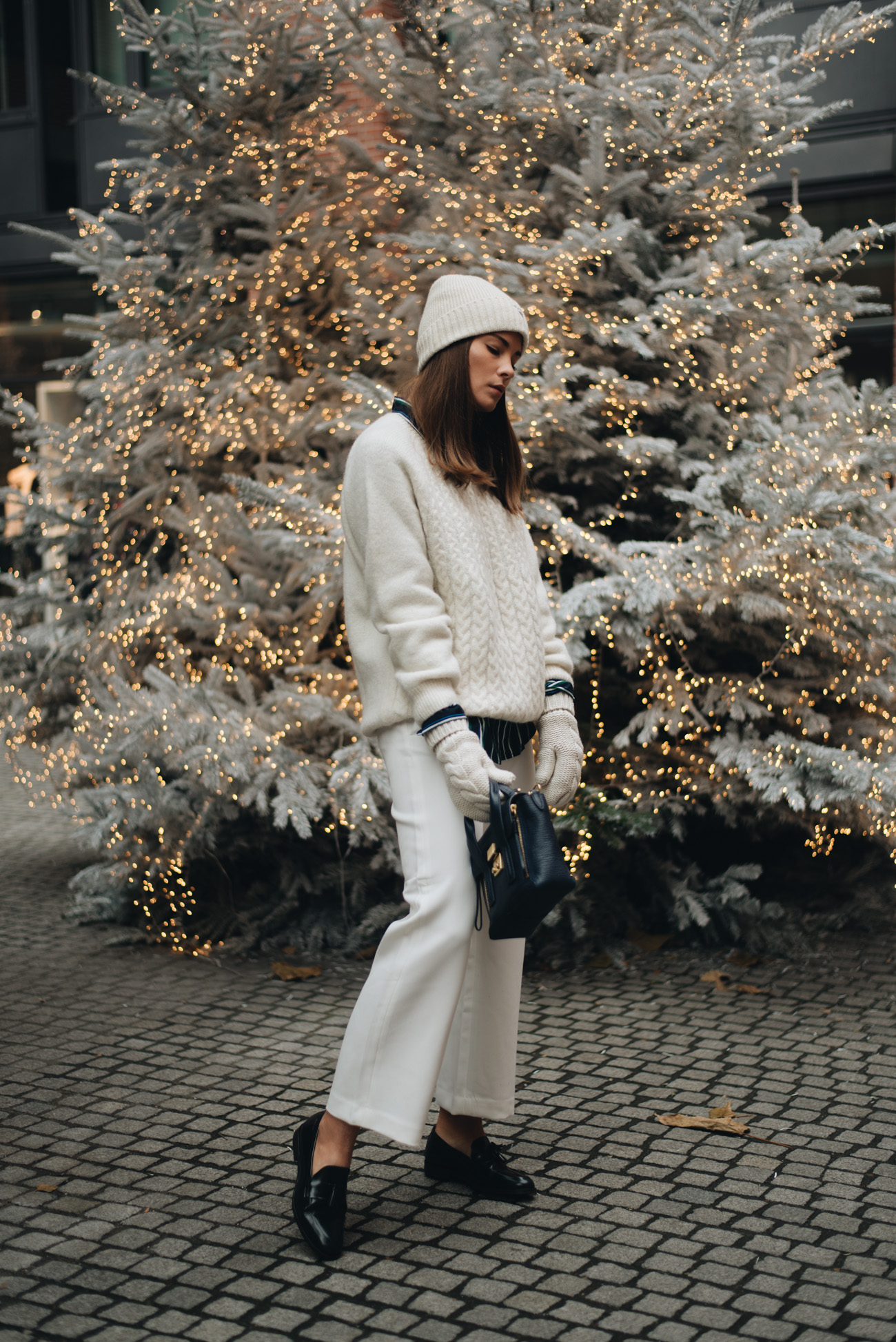 All-White-Winter-look-weiß-im-winter-tragen-strick-mütze-fake-fur-schal-kunstpelz-stola-fashiioncarpet-nina-schwichtenberg