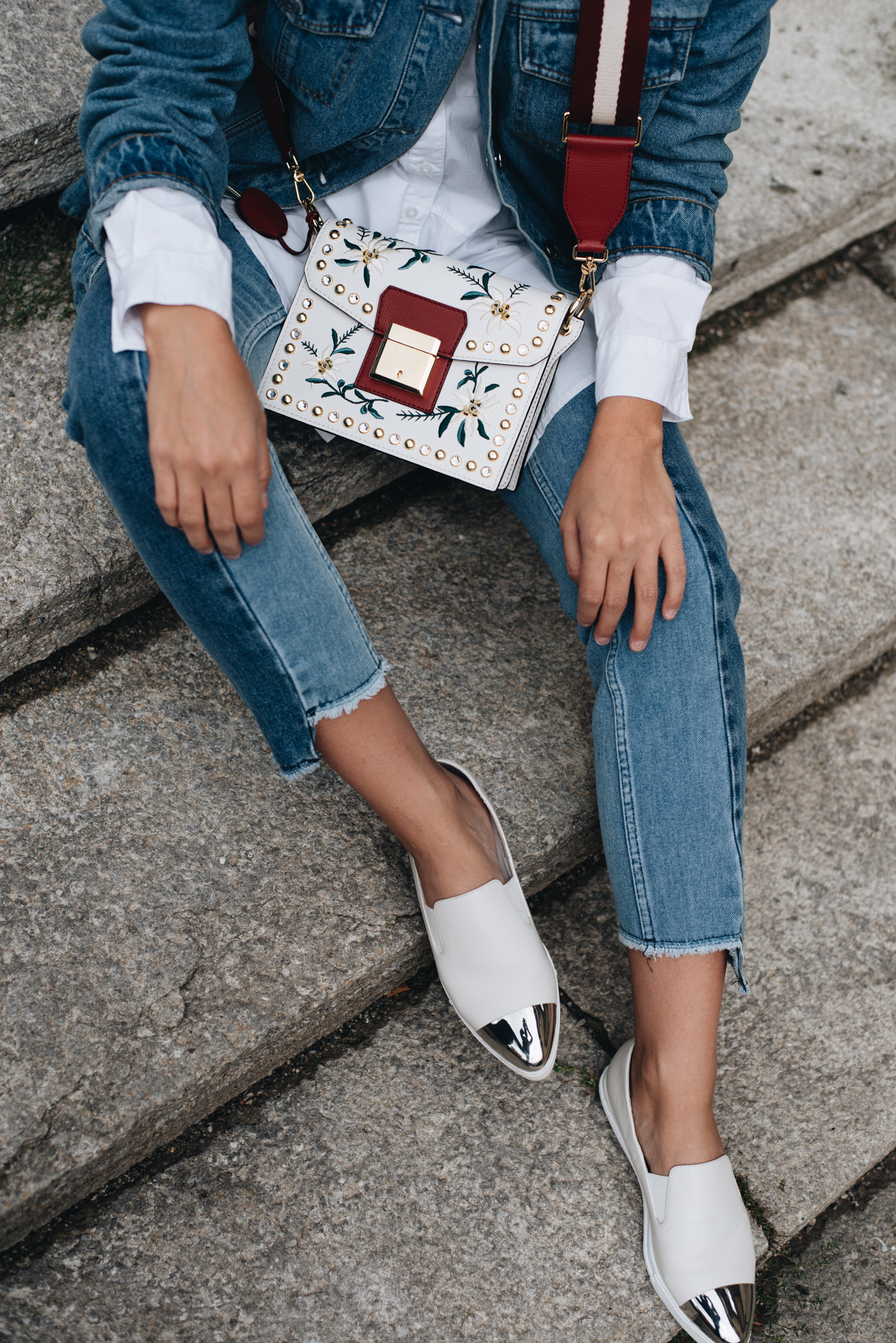 bally-bag-GRIMOIRE-SMALL-weiß-rot-jeansjacke-jeans-all-over-look-fashiioncarpet-nina-schwichtenberg