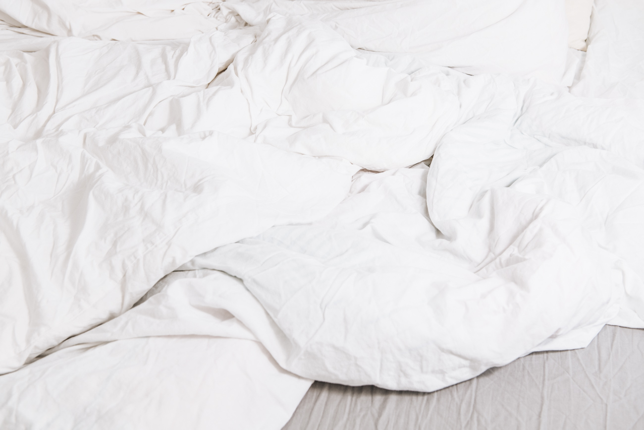 weiße Bettwäsche